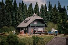1/87 JUBILÄUMSMODELL SCHWARZWALDHAUS MIT FIGUR