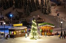 1/87 2 KERSTMARKTKRAAMPJES & VERLICHTE KERSTBOOM (11/23) *