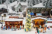 1/87 2 MARKTKRAMEN MET VERLICHTE KERSTBOOM
