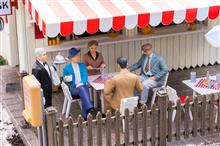 1/22,5 SITZENDE RESTAURANTGÄSTE